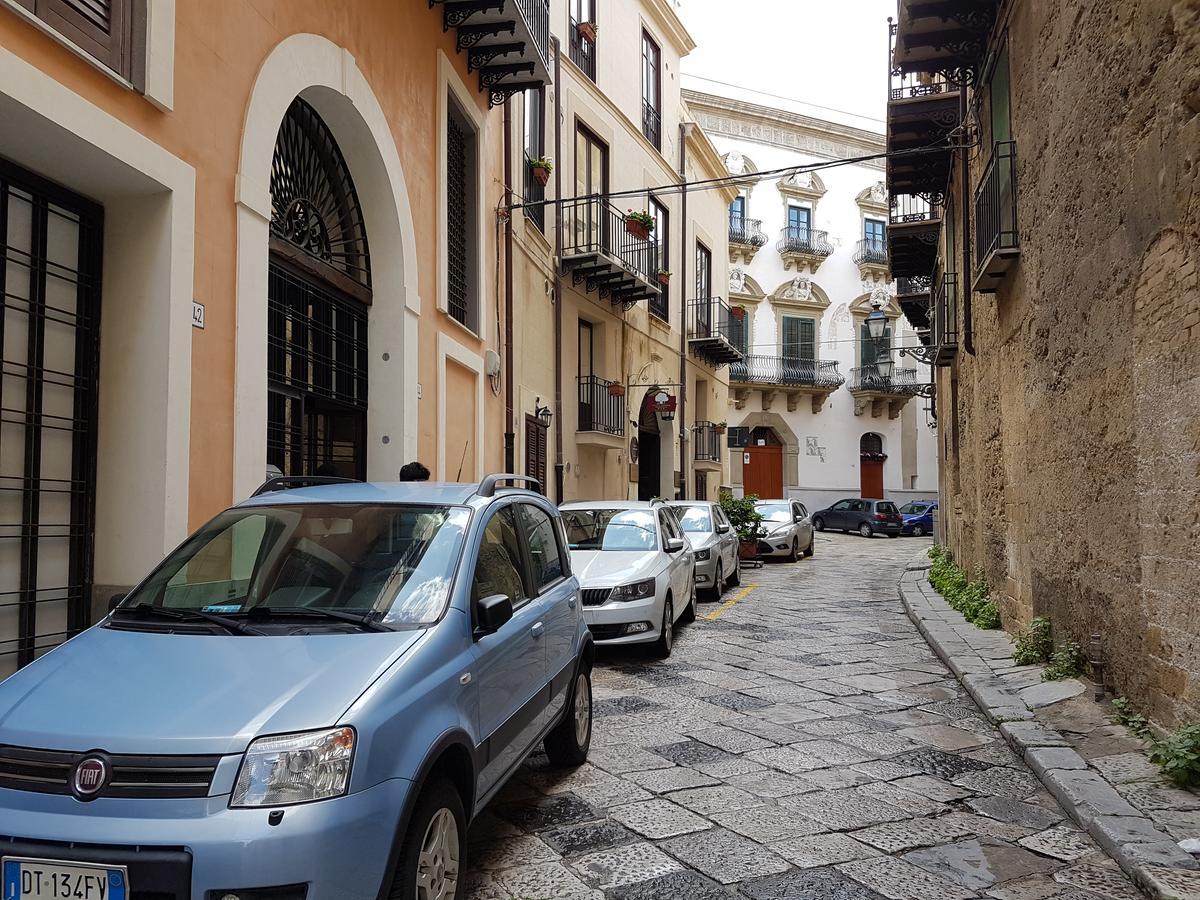 Bed & Parking Apartment Palermo Exterior photo
